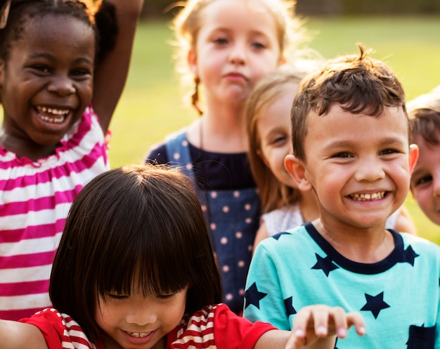 Foto niños divirtiéndose juntos