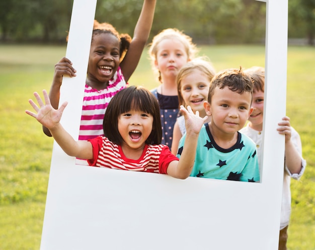 Niños divirtiéndose juntos