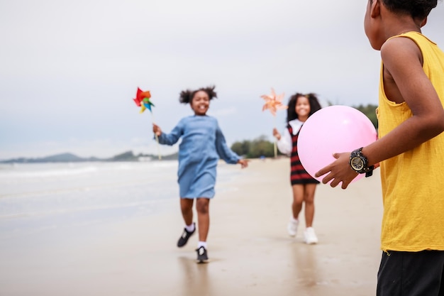 Niños divirtiéndose en la playa Concepto étnicamente diverso Grupo feliz de niños afroamericanos