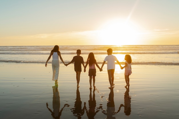 Foto niños divirtiéndose en la playa