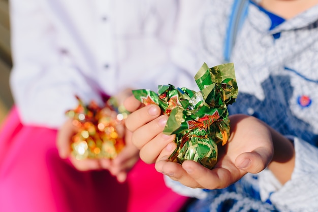 Niños con dulces en sus manos.