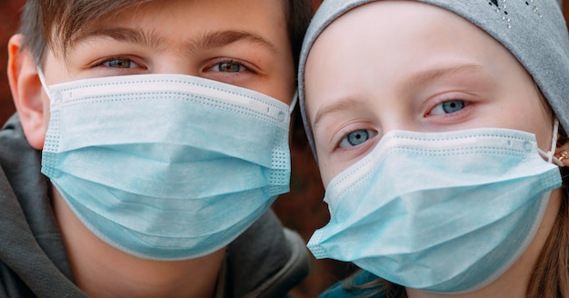 Niños en edad escolar con máscaras médicas. Retrato de niños en edad escolar.