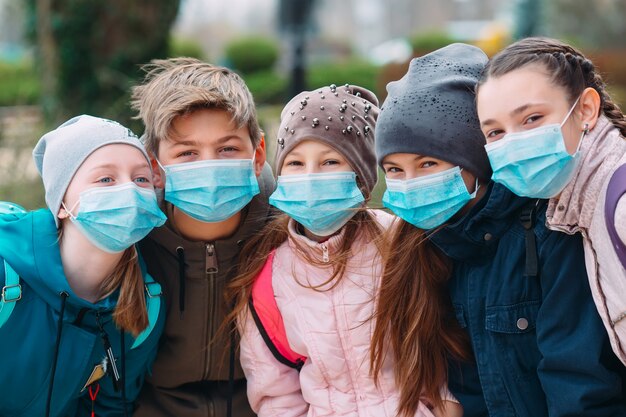 Niños en edad escolar con máscaras médicas. Retrato de niños en edad escolar.