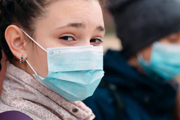 Niños en edad escolar con máscaras médicas. Retrato de niños en edad escolar.