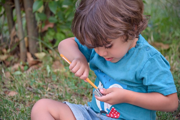 A los niños en edad escolar primaria les encanta pintar en los parques. Los niños hacen dibujos como pasatiempo al aire libre. Concepto de educación fuera de la escuela.