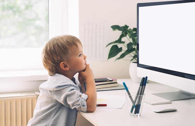 Niños en edad preescolar que usan tecnología informática en el desarrollo temprano o entretenimiento en el hogar Educación en el hogar para niños y educación en línea a distancia Niño que estudia o crea en el escritorio Aprendizaje en línea para niños