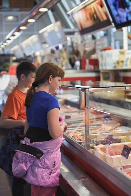 Los niños eligen productos en el mercado de pescado de Suecia, Gotemburgo