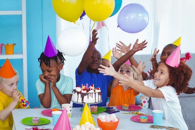 Foto niños emocionados disfrutando de una fiesta de cumpleaños