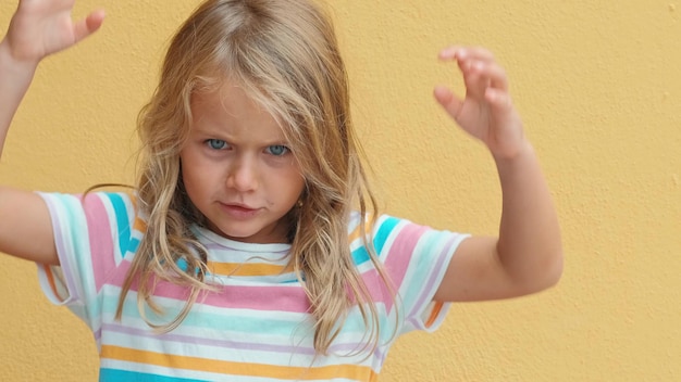 Niños emociones negativas rabia enojada niños se enfrentan Niña emocional pequeña con estrés tristeza.