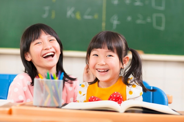 Niños encantadores en el aula.