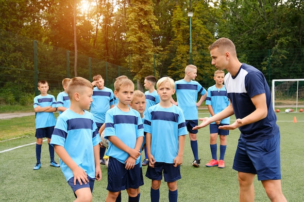 niños en el entrenamiento de fútbol con sofá