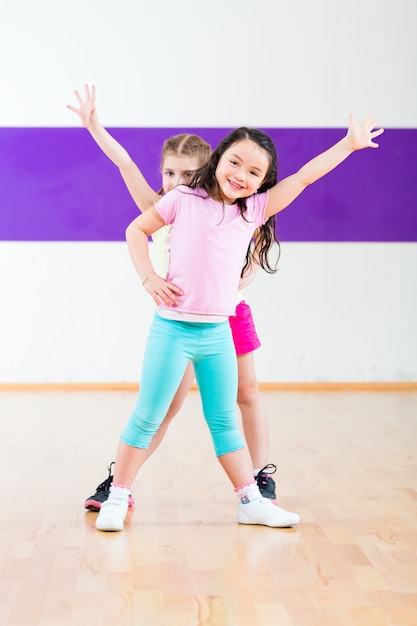 Foto niños entrenan fitness en escuela de baile