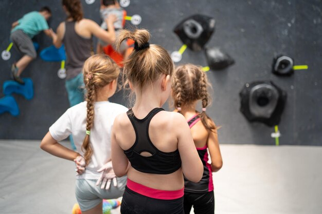 Niños entrenando para la escalada en roca