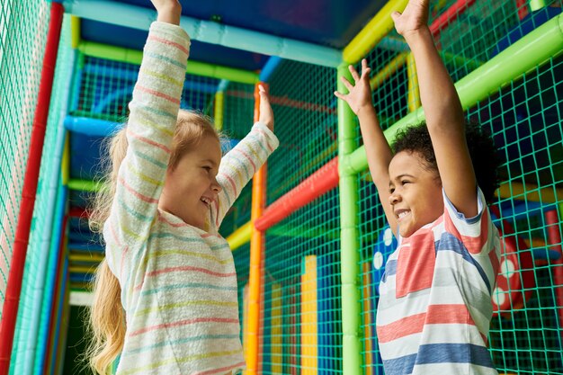 Foto niños entusiasmados en el área de juego