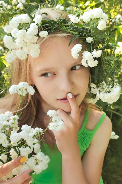 Los niños es manicura con flores.