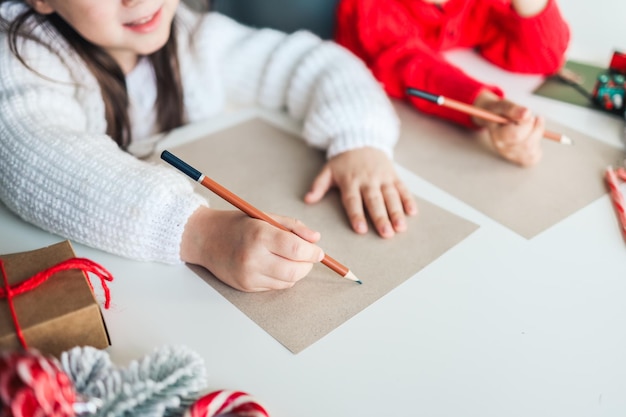 Los niños escriben una carta a Santa foto atmosférica festiva