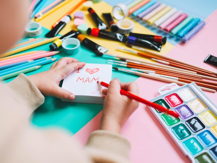 Foto los niños escriben notas a la madre para el día de la madre