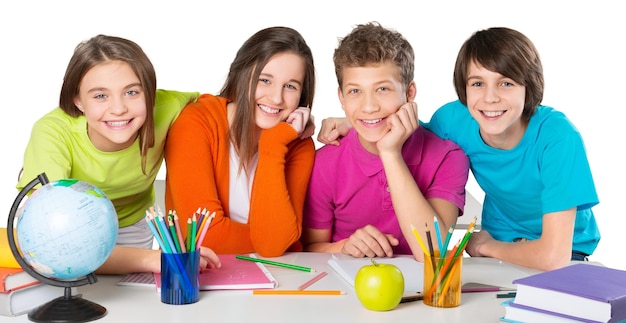 Niños de la escuela amigable en la escuela que estudian el tema