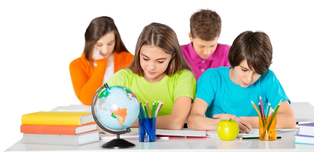 Foto niños de la escuela amigable en la escuela que estudian el tema