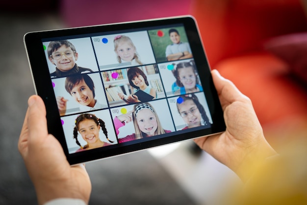 Foto niños de la escuela de aprendizaje a distancia en línea en la pantalla