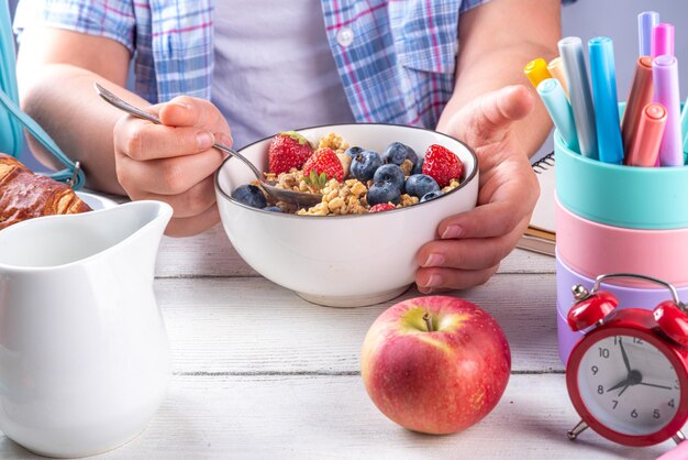 Foto niños de la escuela desayuno saludable por la mañana