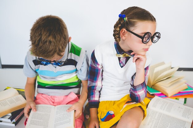 Foto niños de la escuela leyendo el libro en el aula