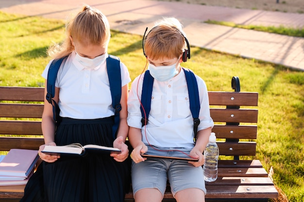 Foto niños de la escuela con máscaras de protección.