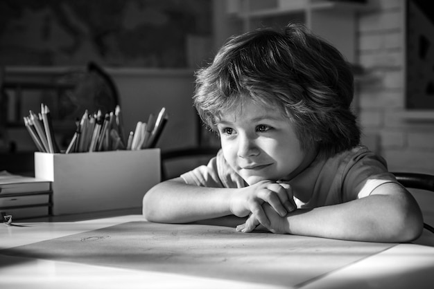 Niños de la escuela niño talentoso niño se prepara para la escuela