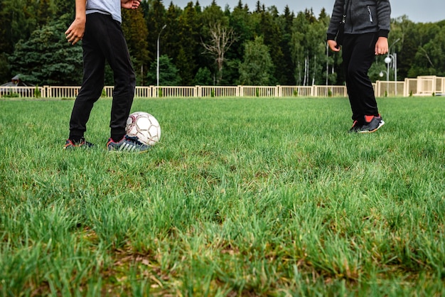 Niños de escuela primaria jugando al fútbol en el campo.