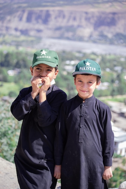 Los niños de la escuela retratan a los niños en la carretera en el área de Gilgit Baltistan Pakistán