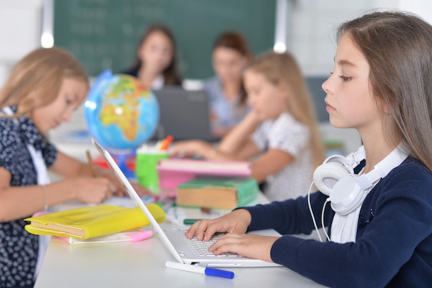 Los niños en la escuela se sientan en el aula.