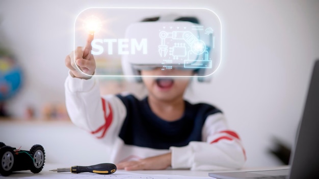 Niños de la escuela STEM aprendiendo tecnología de la educación edificio robot coche ideas creativas desarrollo de la construcción análisis de programación iconos gráficos pantalla de interfaz de usuario