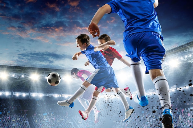 Niños en un estadio de fútbol. Técnica mixta