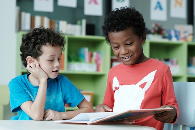 Los niños estadounidenses y africanos están leyendo y estudiando juntos