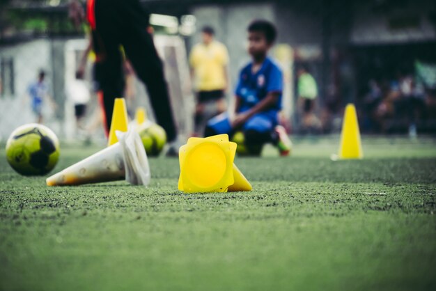 Los niños están entrenando en un campo de fútbol en una academia de fútbol con equipo.