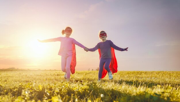 Los niños están jugando al superhéroe