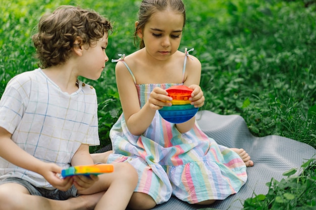 Los niños están jugando con el nuevo juguete pop it de moda. Desarrollo de habilidades motoras finas, juguete sensorial Push bubble fidget juguete de silicona lavable y reutilizable para aliviar el estrés.