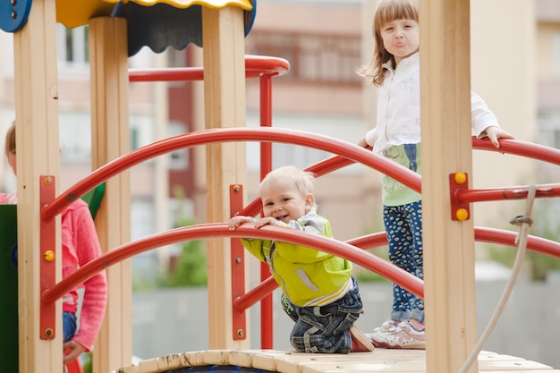 Los niños están jugando en el patio de recreo al aire libre.