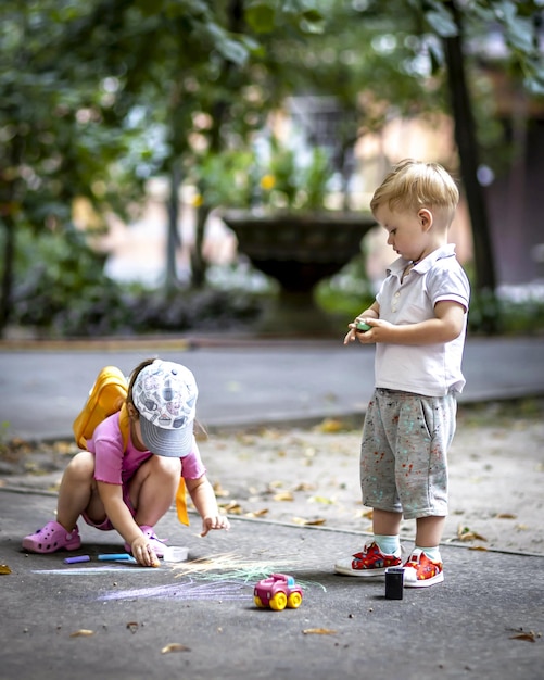 los niños están jugando