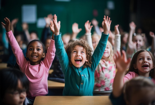 Foto los niños están levantando las manos en un aula