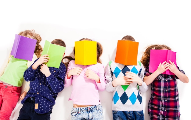 Los niños están leyendo libros