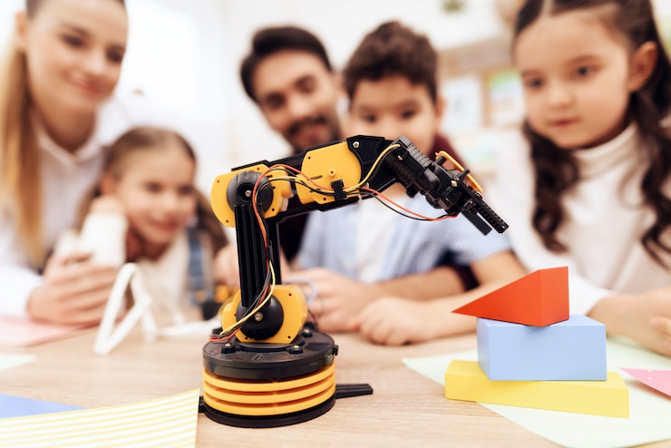 Foto los niños están mirando al robot.
