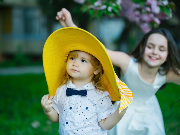 Niños con estilo en el parque