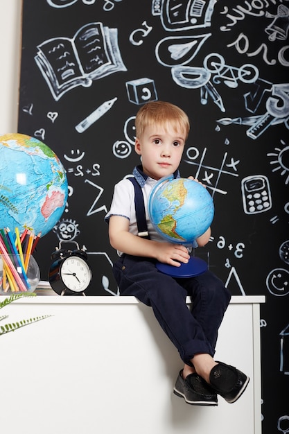 Los niños estudian en la escuela primero de septiembre, último día de estudio, cambio entre lecciones. Los niños de la escuela primaria descansan. Los estudiantes se sientan en el aula. Rusia, Sverdlovsk, 1 de septiembre de 2018