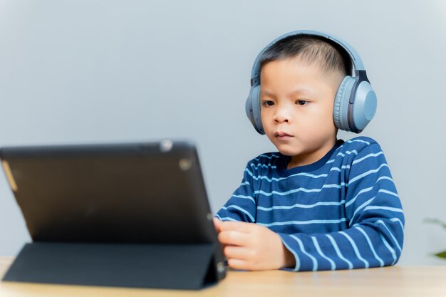 Foto los niños estudian en línea a través de tabletas en casa.