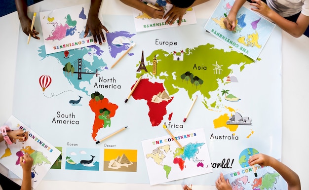 Foto niños estudiando geografía en la escuela.