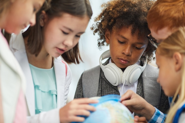 Niños estudiando geografía