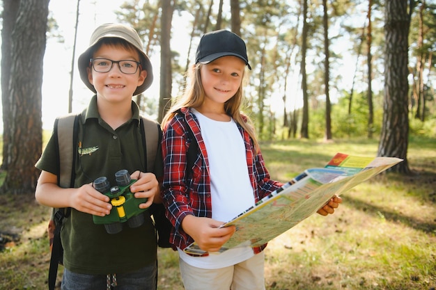 Niños exploradores en el bosque