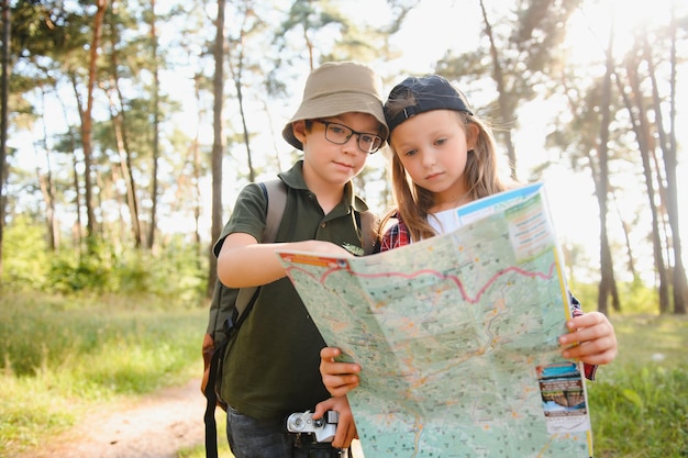 Niños exploradores en el bosque