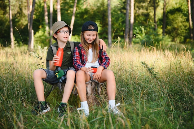 Niños exploradores en el bosque